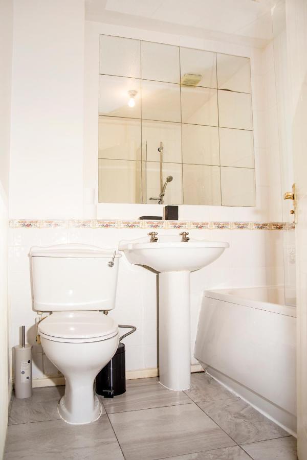 Cosy 3-Bed Home Close To City Centre Манчестър Екстериор снимка